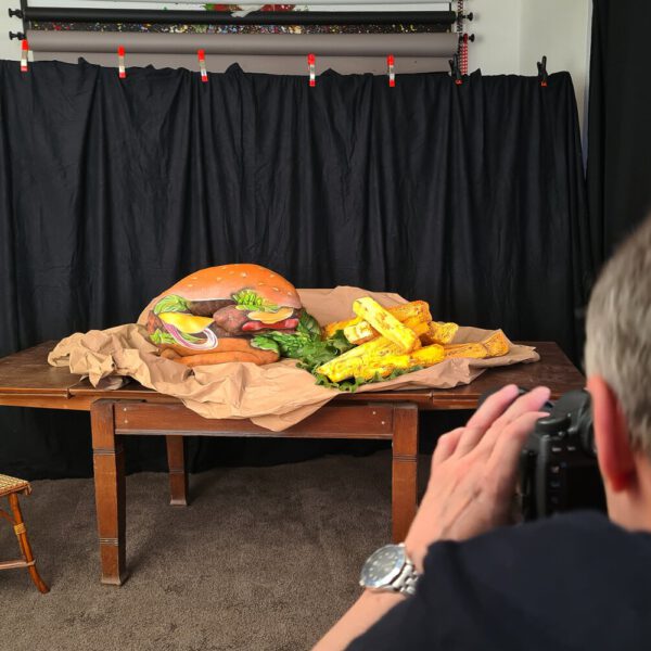 Arbeitsfoto der Bodypainting-Kunstperformance HAMBURGER von Künstler Jörg Düsterwald