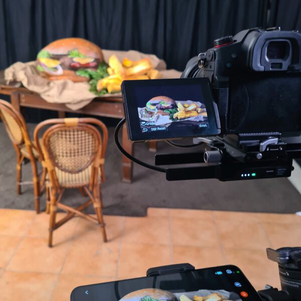 Arbeitsfoto der Bodypainting-Kunstperformance HAMBURGER von Künstler Jörg Düsterwald