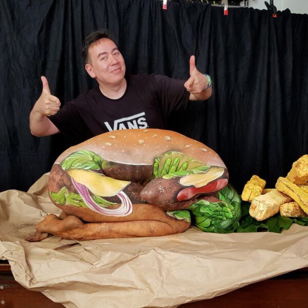 Arbeitsfoto der Bodypainting-Kunstperformance HAMBURGER von Künstler Jörg Düsterwald