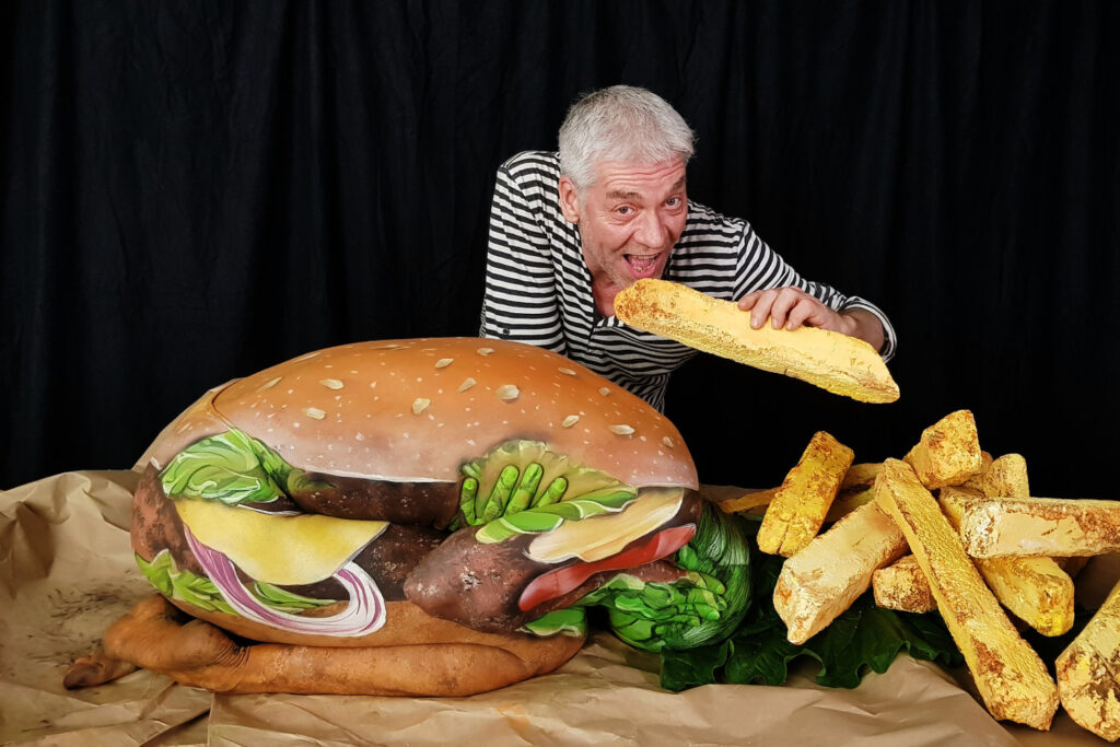 Arbeitsfoto der Bodypainting-Kunstperformance HAMBURGER von Künstler Jörg Düsterwald