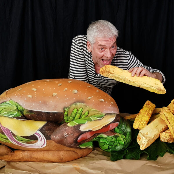Arbeitsfoto der Bodypainting-Kunstperformance HAMBURGER von Künstler Jörg Düsterwald