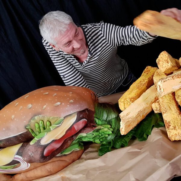 Arbeitsfoto der Bodypainting-Kunstperformance HAMBURGER von Künstler Jörg Düsterwald