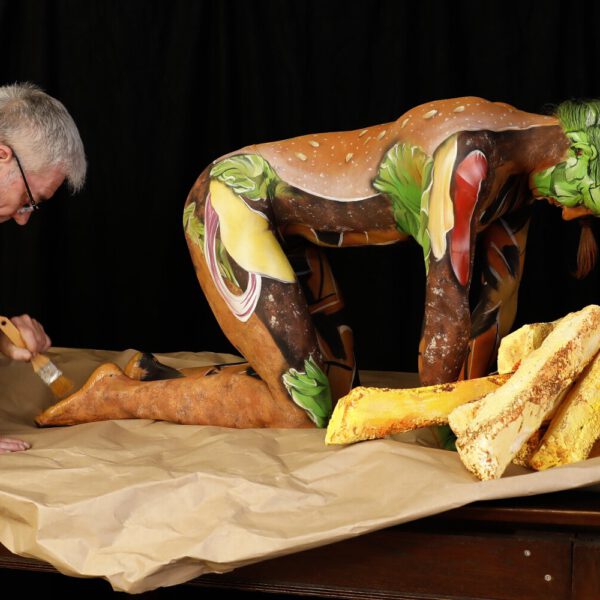 Arbeitsfoto der Bodypainting-Kunstperformance HAMBURGER von Künstler Jörg Düsterwald