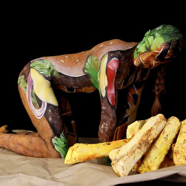 Arbeitsfoto der Bodypainting-Kunstperformance HAMBURGER von Künstler Jörg Düsterwald