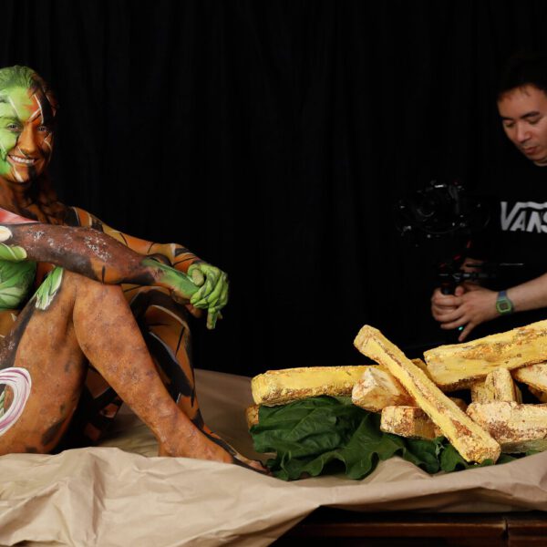 Arbeitsfoto der Bodypainting-Kunstperformance HAMBURGER von Künstler Jörg Düsterwald