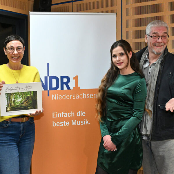 Moderatorin Martina Gilica mit Künstler Jörg Düsterwald und Modell Tatjana Heinz