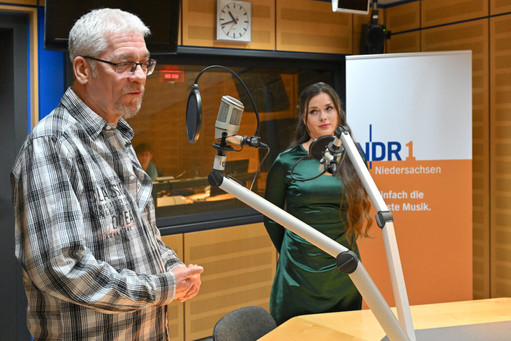 Künstler Jörg Düsterwald und Modell Tatjana Heinz im NDR Rundfunk-Gespräch