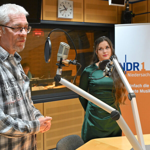 Künstler Jörg Düsterwald und Modell Tatjana Heinz im NDR Rundfunk-Gespräch