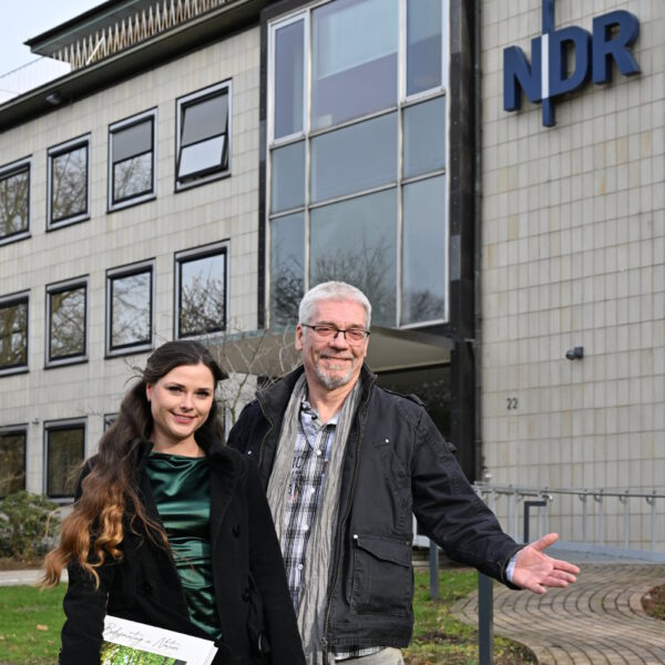 Künstler Jörg Düsterwald und Modell Tatjana Heinz im NDR Landesfunkhaus Hannover