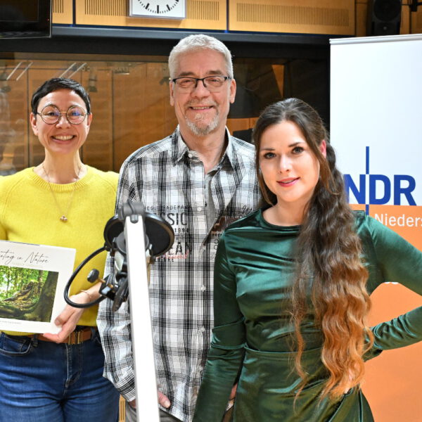Moderatorin Martina Gilica mit Künstler Jörg Düsterwald und Modell Tatjana Heinz