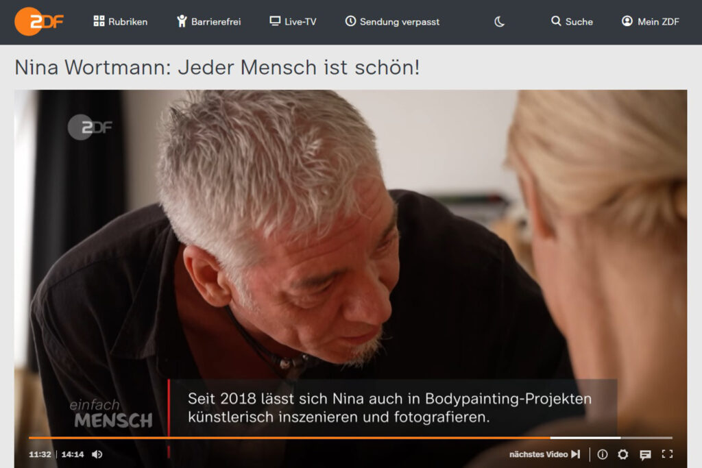 Künstler Jörg Düsterwald ist zusammen mit Bodypaintingmodell Nina Wortmann im Dialog.