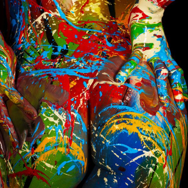 In seinem Atelier hat der Bodyart-Künstler Jörg Düsterwald ein posierendes Fotomodell vollständig mit Körperfarbe bemalt und anschließend mit bunter, flüssiger Farbe übergossen und besprenkelt.