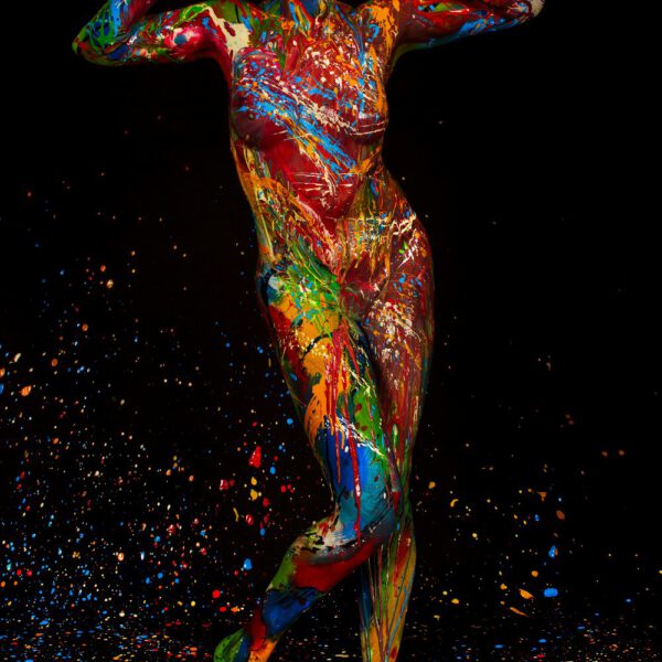 In seinem Atelier hat der Bodyart-Künstler Jörg Düsterwald ein posierendes Fotomodell vollständig mit Körperfarbe bemalt und anschließend mit bunter, flüssiger Farbe übergossen und besprenkelt.
