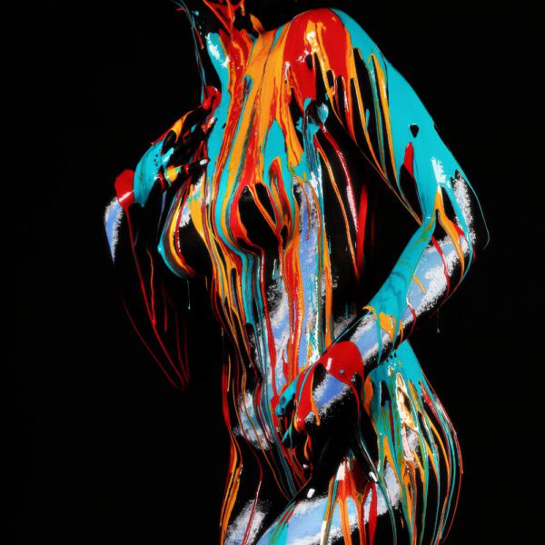 Ein posierendes Fotomodell wurde von Bodyart-Künstler Jörg Düsterwald vollständig mit Körperfarbe bemalt und anschließend mit bunter,flüssiger Farbe übergossen.