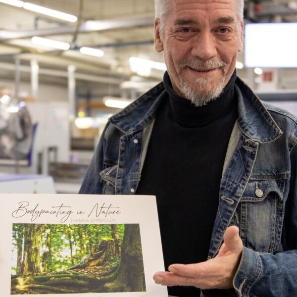 Künstler Jörg Düsterwald präsentiert seinen Fotobildband BODYPAINTING IN NATURE - Farbige Symbiosen