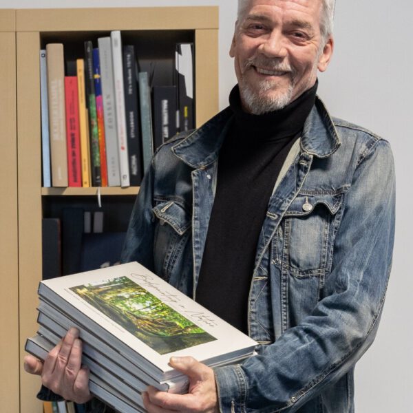 Künstler Jörg Düsterwald präsentiert seinen Fotobildband BODYPAINTING IN NATURE - Farbige Symbiosen