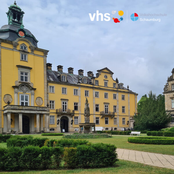 Auf dem Gelände von Schloss Bückeburg befinden sich Räume der Volkshochschule Schaumburg.