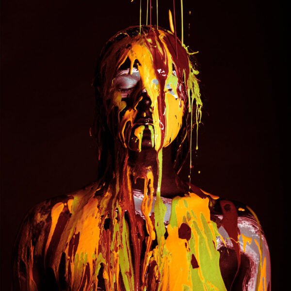 Ein posierendes Fotomodell wurde von Bodyart-Künstler Jörg Düsterwald vollständig mit Körperfarbe bemalt und anschließend mit bunter, flüssiger Farbe übergossen.