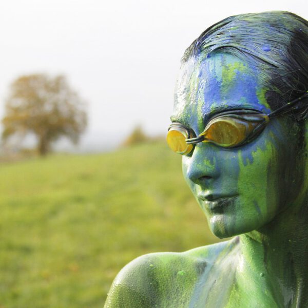 Für das Outdoor-Projekt SPLASH ART hat Künstler Jörg Düsterwald ein unbekleidetes Fotomodell mit Körperfarbe bemalt und anschließend in einer Landschaft mit flüssiger Farbe übergossen.