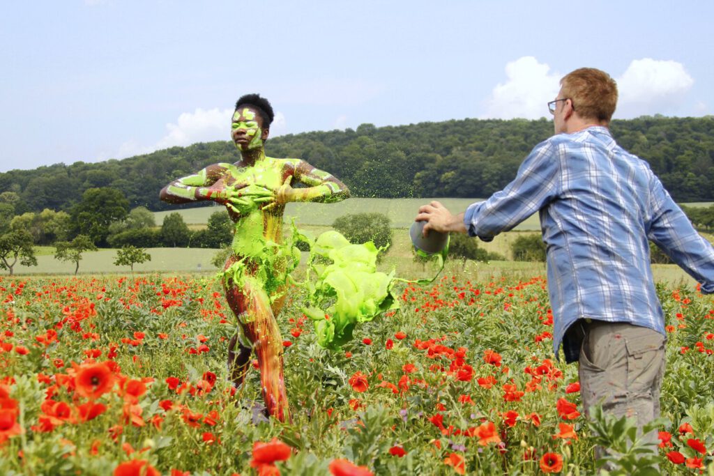 Für das Outdoor-Projekt SPLASH ART hat Künstler Jörg Düsterwald ein unbekleidetes Fotomodell mit Körperfarbe bemalt und anschließend in einer Landschaft mit flüssiger Farbe übergossen.