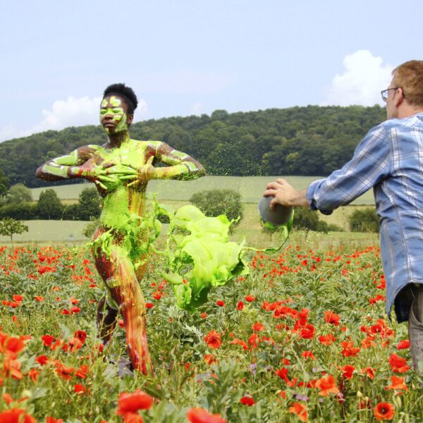 Für das Outdoor-Projekt SPLASH ART hat Künstler Jörg Düsterwald ein unbekleidetes Fotomodell mit Körperfarbe bemalt und anschließend in einer Landschaft mit flüssiger Farbe übergossen.