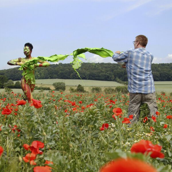 Für das Outdoor-Projekt SPLASH ART hat Künstler Jörg Düsterwald ein unbekleidetes Fotomodell mit Körperfarbe bemalt und anschließend in einer Landschaft mit flüssiger Farbe übergossen.