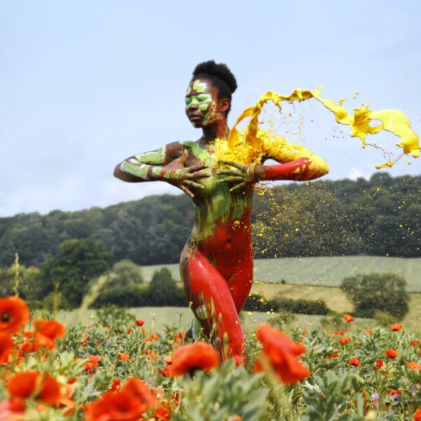 Für das Outdoor-Projekt SPLASH ART hat Künstler Jörg Düsterwald ein unbekleidetes Fotomodell mit Körperfarbe bemalt und anschließend in einer Landschaft mit flüssiger Farbe übergossen.