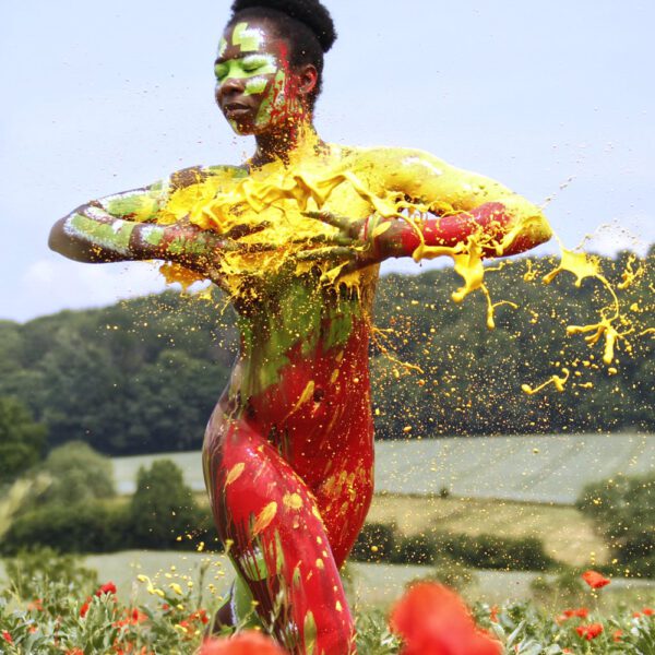 Für das Outdoor-Projekt SPLASH ART hat Künstler Jörg Düsterwald ein unbekleidetes Fotomodell mit Körperfarbe bemalt und anschließend in einer Landschaft mit flüssiger Farbe übergossen.