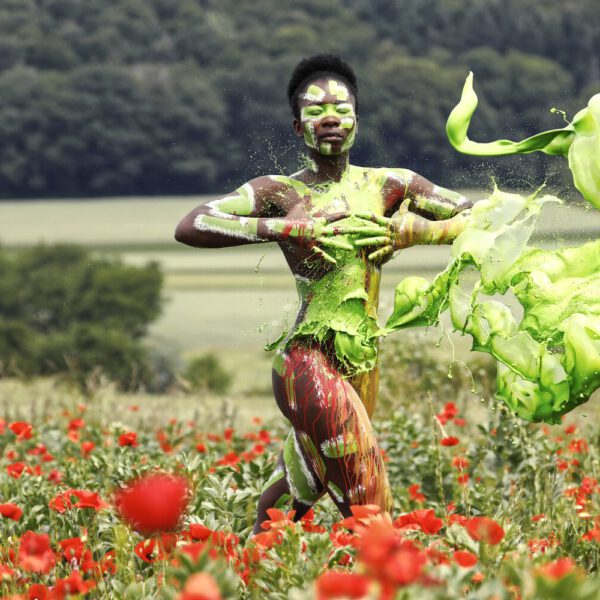 Für das Outdoor-Projekt SPLASH ART hat Künstler Jörg Düsterwald ein unbekleidetes Fotomodell mit Körperfarbe bemalt und anschließend in einer Landschaft mit flüssiger Farbe übergossen.