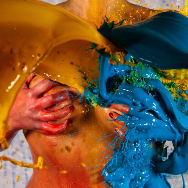 Ein posierendes Fotomodell wurde von Bodyart-Künstler Jörg Düsterwald vollständig mit Körperfarbe bemalt und anschließend mit bunter, flüssiger Farbe übergossen und bekleckert.
