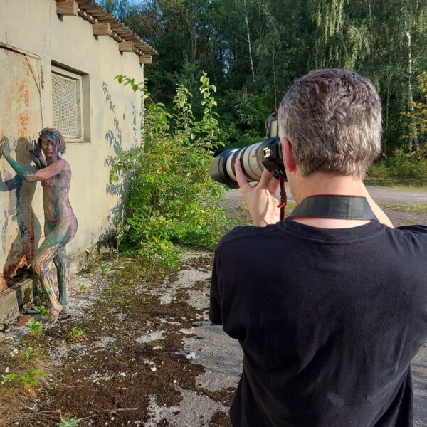 Für das Outdoor-Projekt SPLASH ART hat Künstler Jörg Düsterwald ein unbekleidetes Fotomodell mit Körperfarbe bemalt und anschließend in einer Landschaft mit flüssiger Farbe übergossen.