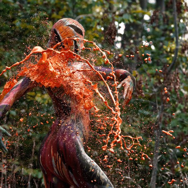 Für das Outdoor-Projekt SPLASH ART hat Künstler Jörg Düsterwald ein unbekleidetes Fotomodell mit Körperfarbe bemalt und anschließend in einer Landschaft mit flüssiger Farbe übergossen.