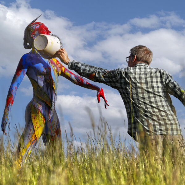 Für das Outdoor-Projekt SPLASH ART hat Künstler Jörg Düsterwald ein unbekleidetes Fotomodell mit Körperfarbe bemalt und anschließend in einer Landschaft mit flüssiger Farbe übergossen.