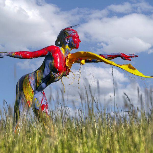 Für das Outdoor-Projekt SPLASH ART hat Künstler Jörg Düsterwald ein unbekleidetes Fotomodell mit Körperfarbe bemalt und anschließend in einer Landschaft mit flüssiger Farbe übergossen.