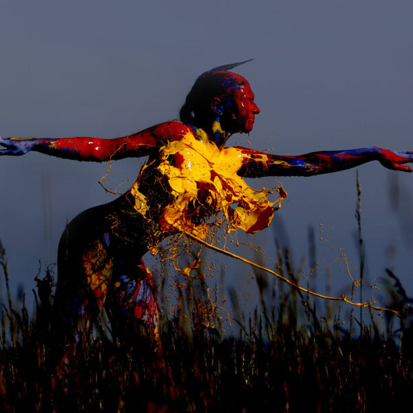 Für das Outdoor-Projekt SPLASH ART hat Künstler Jörg Düsterwald ein unbekleidetes Fotomodell mit Körperfarbe bemalt und anschließend in einer Landschaft mit flüssiger Farbe übergossen.