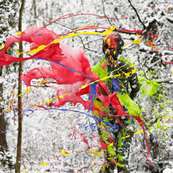 Für das Outdoor-Projekt SPLASH ART hat Künstler Jörg Düsterwald ein unbekleidetes Fotomodell mit Körperfarbe bemalt und anschließend in einer Landschaft mit flüssiger Farbe übergossen.