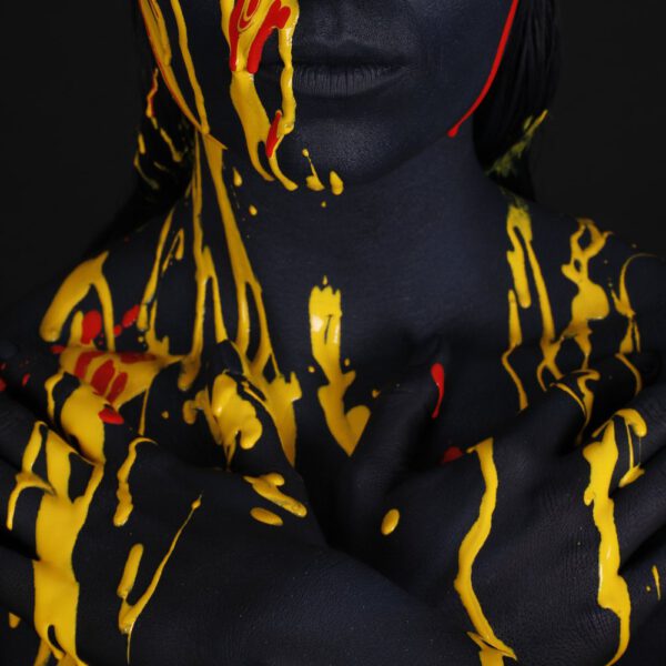 Ein posierendes Fotomodell wurde von Bodyart-Künstler Jörg Düsterwald vollständig mit Körperfarbe bemalt und anschließend mit bunter, flüssiger Farbe übergossen.