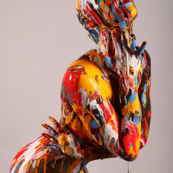Ein posierendes Fotomodell wurde von Bodyart-Künstler Jörg Düsterwald vollständig mit Körperfarbe bemalt und anschließend mit bunter, flüssiger Farbe übergossen und bekleckert.