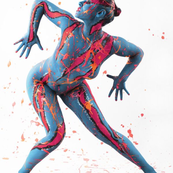 Ein posierendes Fotomodell wurde von Bodyart-Künstler Jörg Düsterwald vollständig mit Körperfarbe bemalt und anschließend mit bunter, flüssiger Farbe bekleckert.