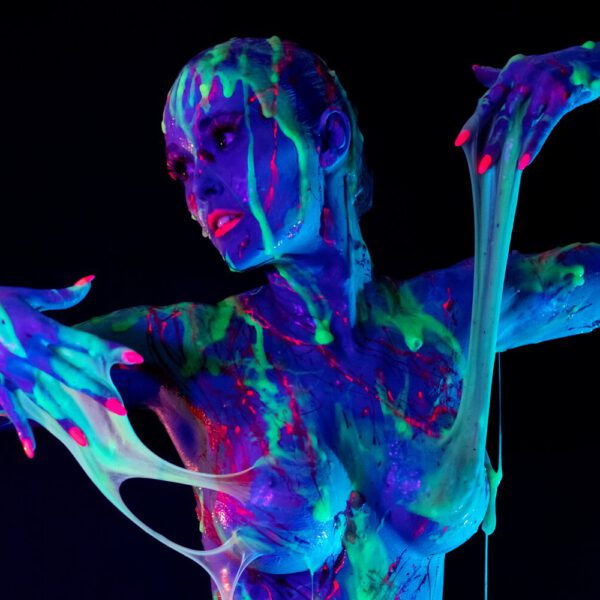 Künstler Jörg Düsterwald und Fotograf Alexander Große-Strangmann haben für ein experimentelles Fotoshooting ein nacktes Fotomodell erst vollständig mit Bodypaintingfarbe bemalt und dann mit glibberigem Schleim versehen. Mit der Masse posiert die Frau in einem Fotostudio vor der Kamera.