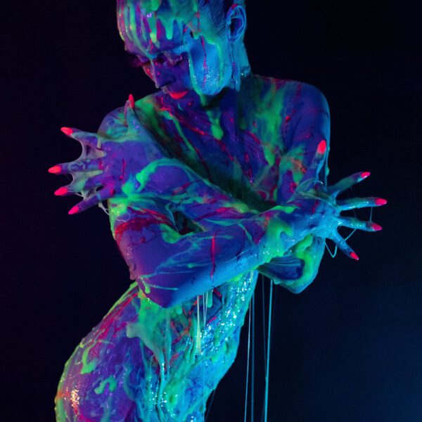 Künstler Jörg Düsterwald und Fotograf Alexander Große-Strangmann haben für ein experimentelles Fotoshooting ein nacktes Fotomodell erst vollständig mit Bodypaintingfarbe bemalt und dann mit glibberigem Schleim versehen. Mit der Masse posiert die Frau in einem Fotostudio vor der Kamera.