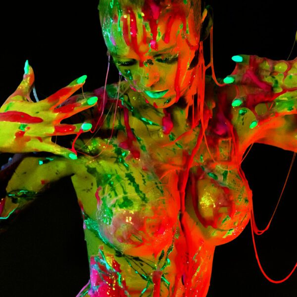 Künstler Jörg Düsterwald und Fotograf Alexander Große-Strangmann haben für ein experimentelles Fotoshooting ein nacktes Fotomodell erst vollständig mit Bodypaintingfarbe bemalt und dann mit glibberigem Schleim versehen. Mit der Masse posiert die Frau in einem Fotostudio vor der Kamera.