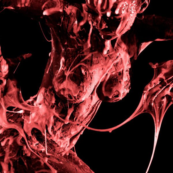 Künstler Jörg Düsterwald und Fotograf Alexander Große-Strangmann haben für ein experimentelles Fotoshooting ein nacktes Fotomodell erst vollständig mit Bodypaintingfarbe bemalt und dann mit glibberigem Schleim versehen. Mit der Masse posiert die Frau in einem Fotostudio vor der Kamera.