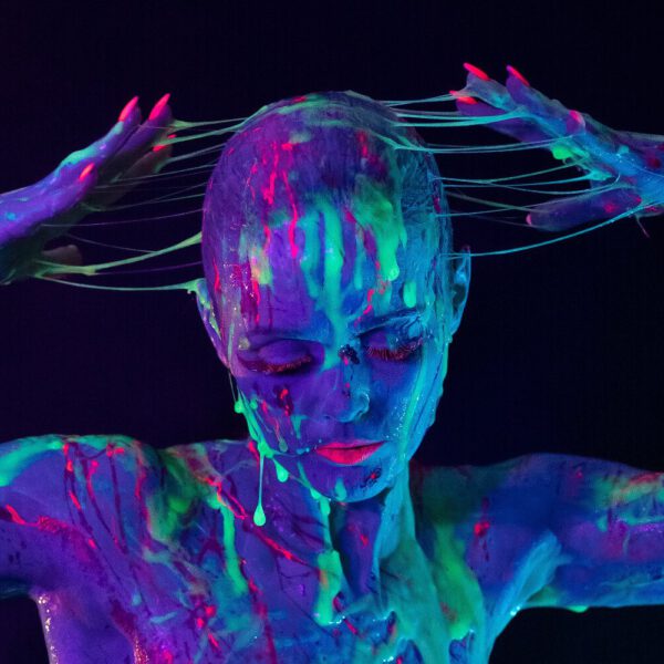 Künstler Jörg Düsterwald und Fotograf Alexander Große-Strangmann haben für ein experimentelles Fotoshooting ein nacktes Fotomodell erst vollständig mit Bodypaintingfarbe bemalt und dann mit glibberigem Schleim versehen. Mit der Masse posiert die Frau in einem Fotostudio vor der Kamera.