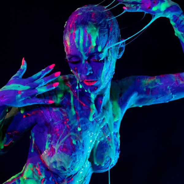Künstler Jörg Düsterwald und Fotograf Alexander Große-Strangmann haben für ein experimentelles Fotoshooting ein nacktes Fotomodell erst vollständig mit Bodypaintingfarbe bemalt und dann mit glibberigem Schleim versehen. Mit der Masse posiert die Frau in einem Fotostudio vor der Kamera.