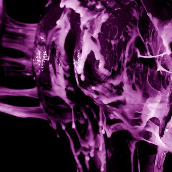 Künstler Jörg Düsterwald und Fotograf Alexander Große-Strangmann haben für ein experimentelles Fotoshooting ein nacktes Fotomodell erst vollständig mit Bodypaintingfarbe bemalt und dann mit glibberigem Schleim versehen. Mit der Masse posiert die Frau in einem Fotostudio vor der Kamera.