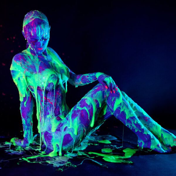 Künstler Jörg Düsterwald und Fotograf Alexander Große-Strangmann haben für ein experimentelles Fotoshooting ein nacktes Fotomodell erst vollständig mit Bodypaintingfarbe bemalt und dann mit glibberigem Schleim versehen. Mit der Masse posiert die Frau in einem Fotostudio vor der Kamera.