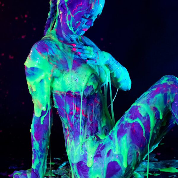 Künstler Jörg Düsterwald und Fotograf Alexander Große-Strangmann haben für ein experimentelles Fotoshooting ein nacktes Fotomodell erst vollständig mit Bodypaintingfarbe bemalt und dann mit glibberigem Schleim versehen. Mit der Masse posiert die Frau in einem Fotostudio vor der Kamera.