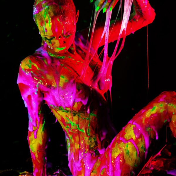 Künstler Jörg Düsterwald und Fotograf Alexander Große-Strangmann haben für ein experimentelles Fotoshooting ein nacktes Fotomodell erst vollständig mit Bodypaintingfarbe bemalt und dann mit glibberigem Schleim versehen. Mit der Masse posiert die Frau in einem Fotostudio vor der Kamera.