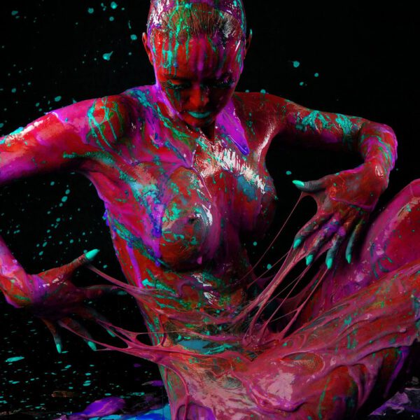 Künstler Jörg Düsterwald und Fotograf Alexander Große-Strangmann haben für ein experimentelles Fotoshooting ein nacktes Fotomodell erst vollständig mit Bodypaintingfarbe bemalt und dann mit glibberigem Schleim versehen. Mit der Masse posiert die Frau in einem Fotostudio vor der Kamera.